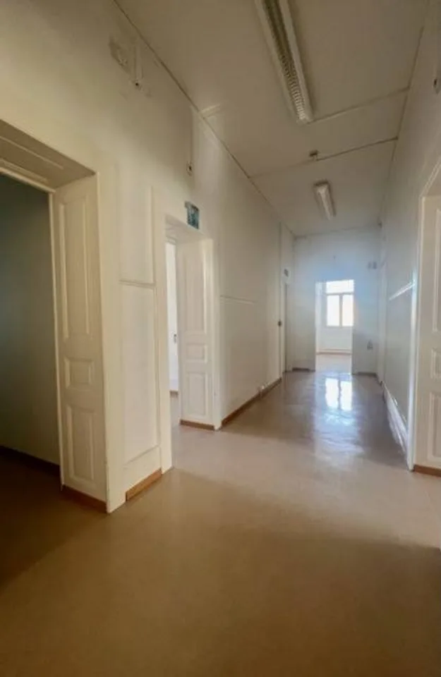 Fai un'offerta per questo bellissimo edificio misto, con 14 garage e 18 posti auto