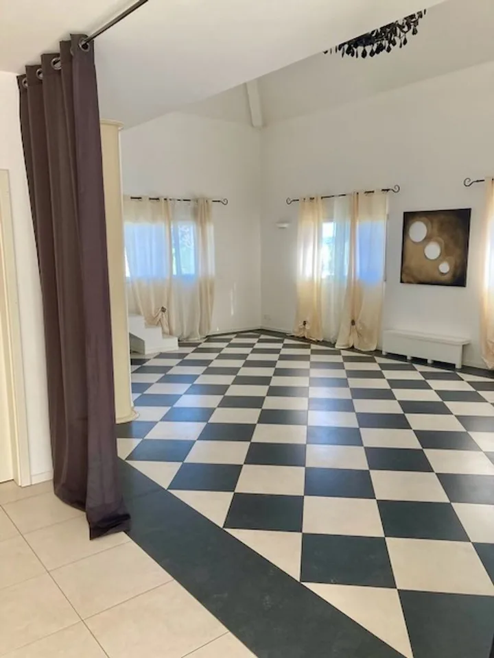 New renovations to this 6-room duplex + 3 rooms - Terraces, carport