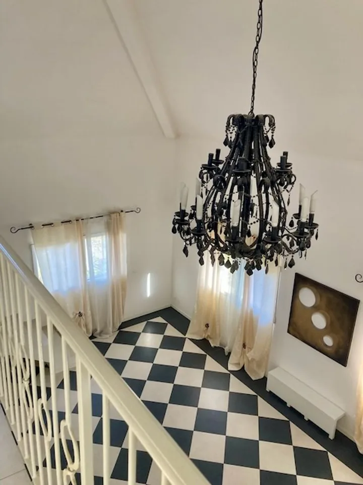 New renovations to this 6-room duplex + 3 rooms - Terraces, carport