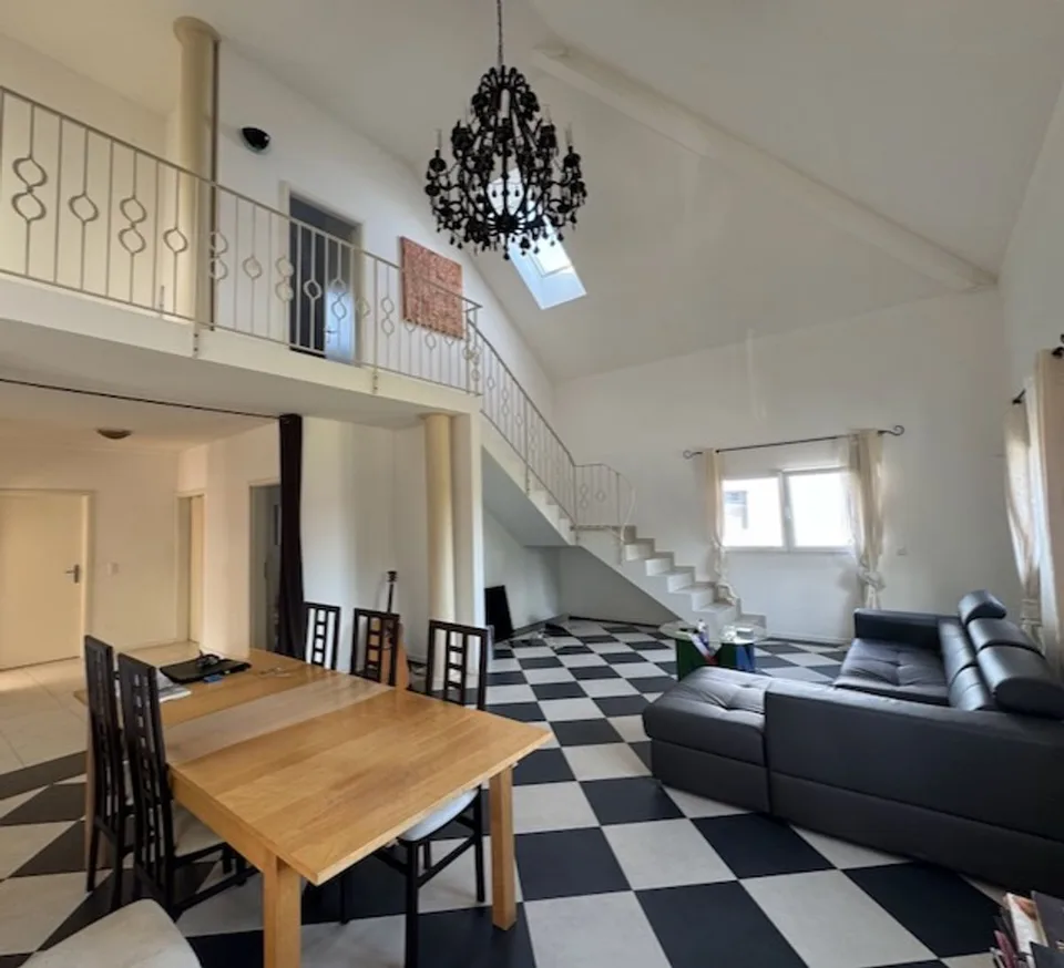 New renovations to this 6-room duplex + 3 rooms - Terraces, carport