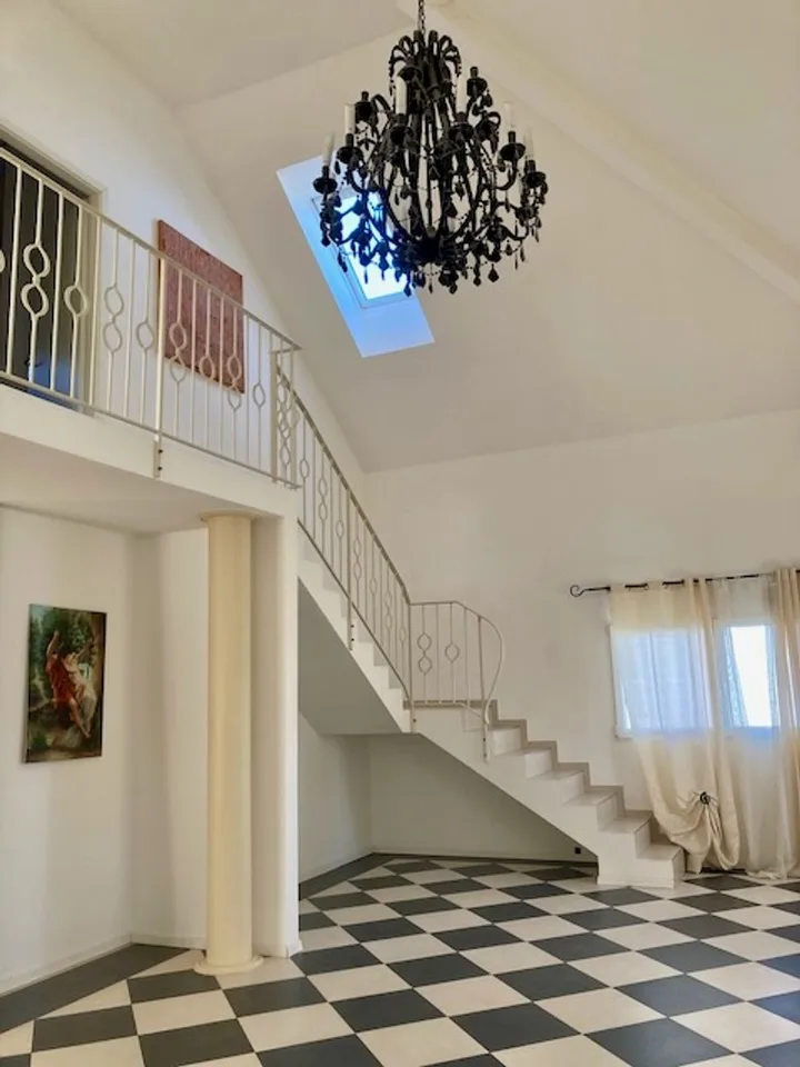 New renovations to this 6-room duplex + 3 rooms - Terraces, carport