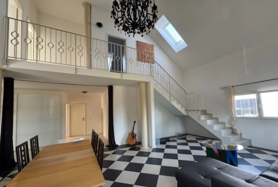 New renovations to this 6-room duplex + 3 rooms - Terraces, carport