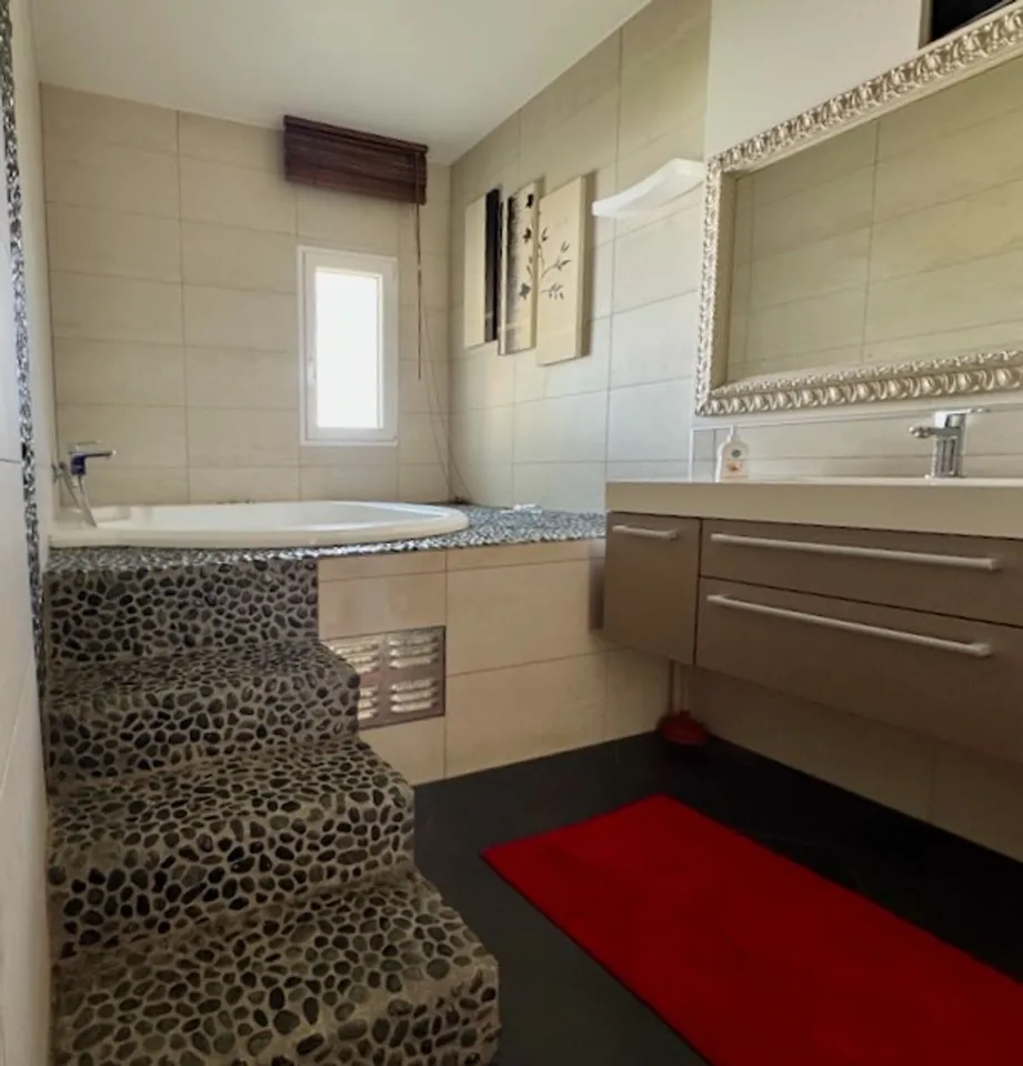 New renovations to this 6-room duplex + 3 rooms - Terraces, carport