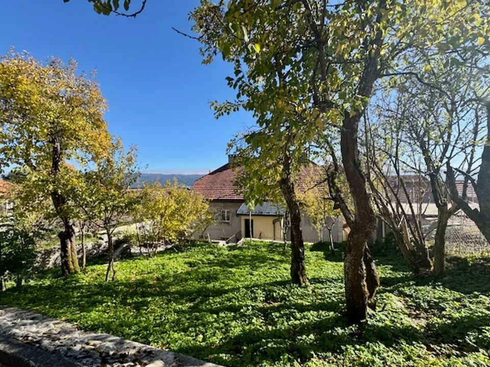 Exclusively - Mixed-use building in the heart of Ponts-de-Martel
