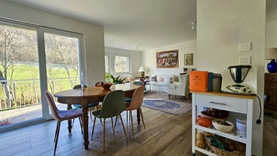 Villa  contigüe située dans un agréable quartier prisé de Fleurier