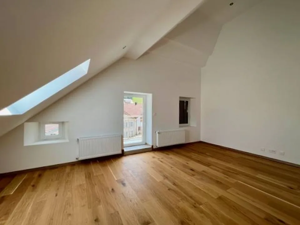 Renovated building, 3 out of 5 lots rented, 4 apartments and a commercial space