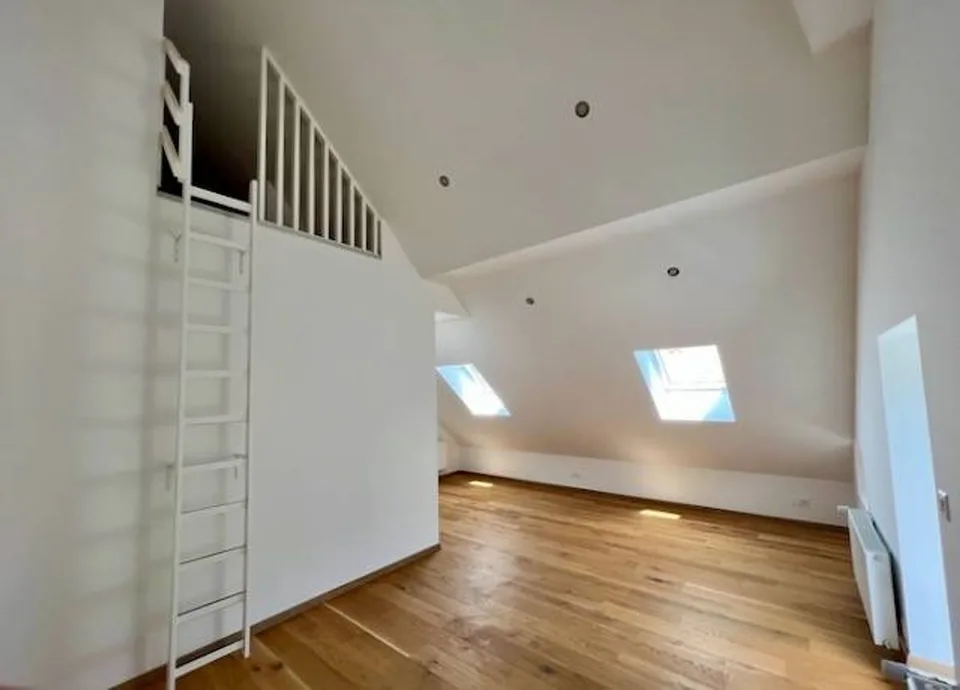 Renovated building, 3 out of 5 lots rented, 4 apartments and a commercial space