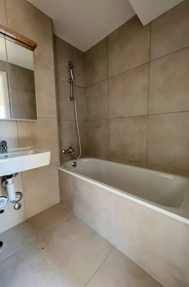 Renovated building, 3 out of 5 lots rented, 4 apartments and a commercial space