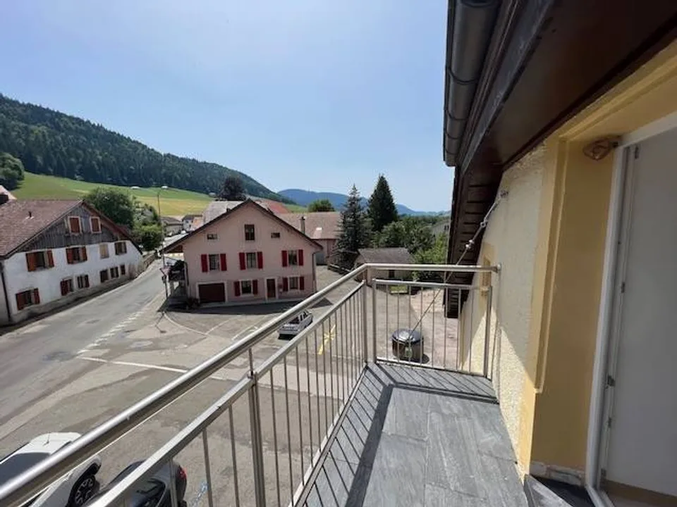 Renovated building, 3 out of 5 lots rented, 4 apartments and a commercial space