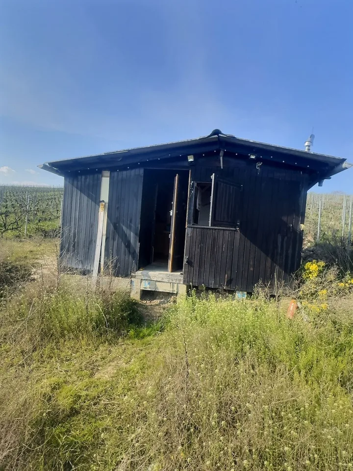 Cabanon de jardin aménagé  avec terrain pour amoureux de la nature