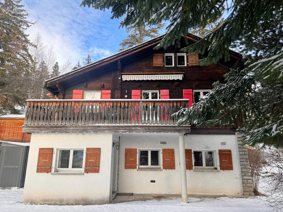 Charming independent chalet at the entrance of Crans with great renovation potential