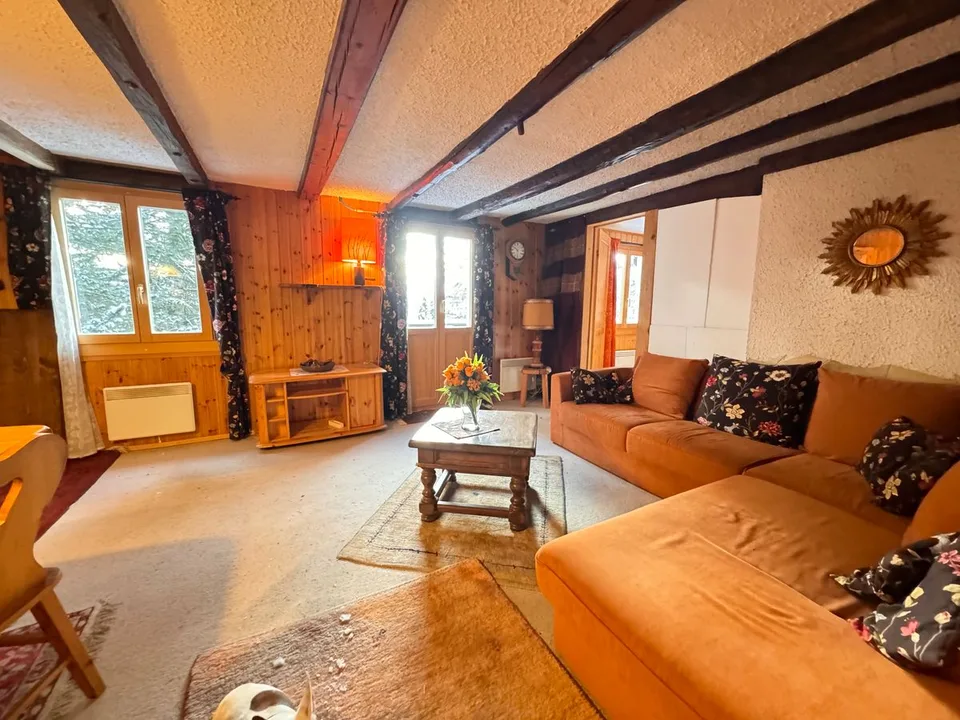 Charming independent chalet at the entrance of Crans with great renovation potential