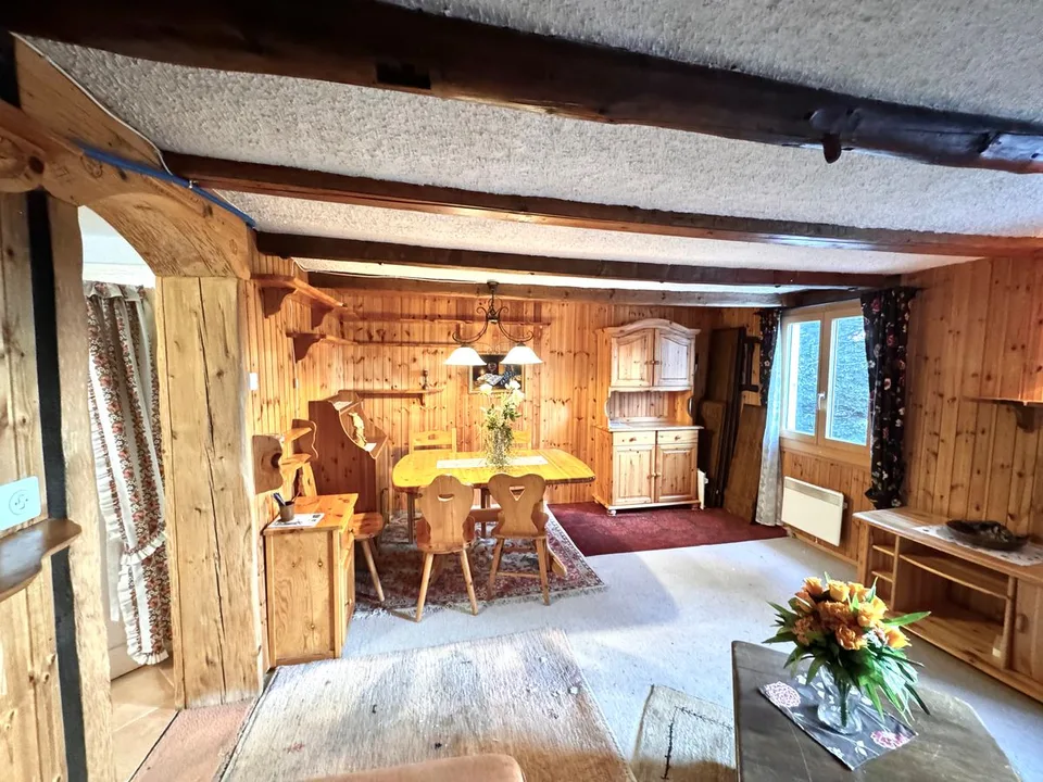 Charming independent chalet at the entrance of Crans with great renovation potential