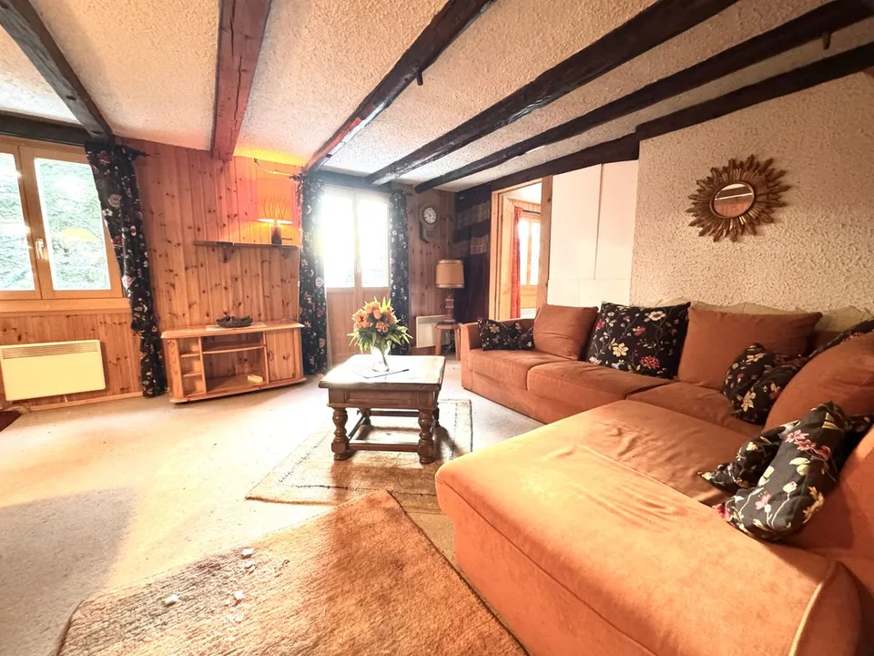 Charming independent chalet at the entrance of Crans with great renovation potential