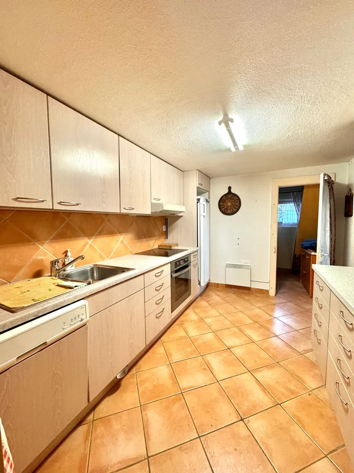Charming independent chalet at the entrance of Crans with great renovation potential
