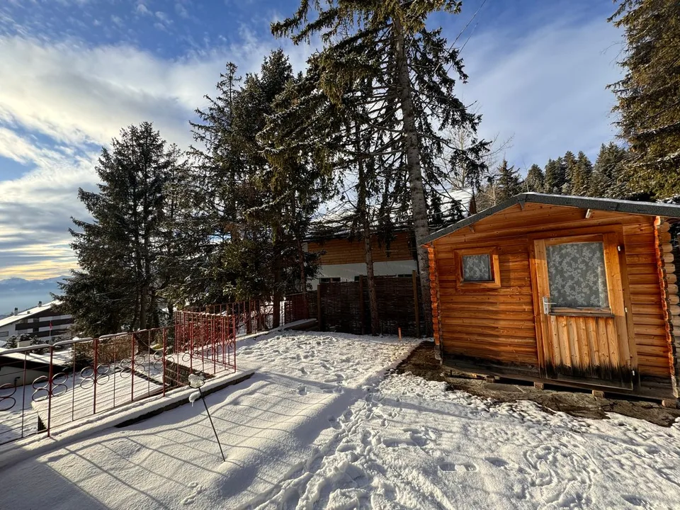 Charming independent chalet at the entrance of Crans with great renovation potential