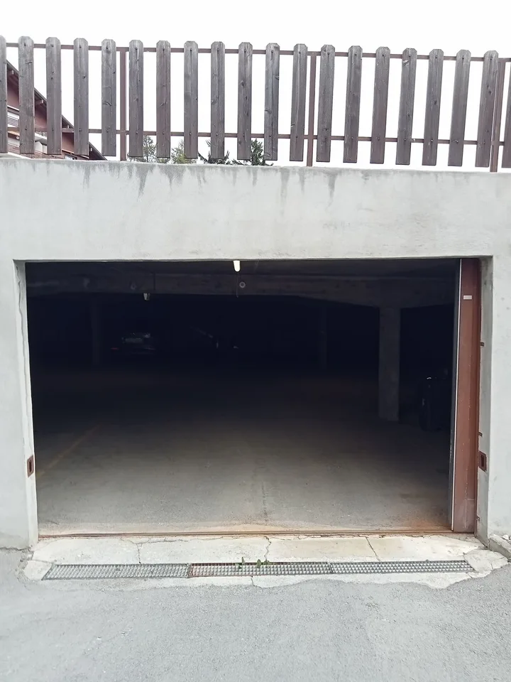Überdachter Parkplatz in einem Parkhaus, nur 10 Gehminuten vom Zentrum von Montana entfernt