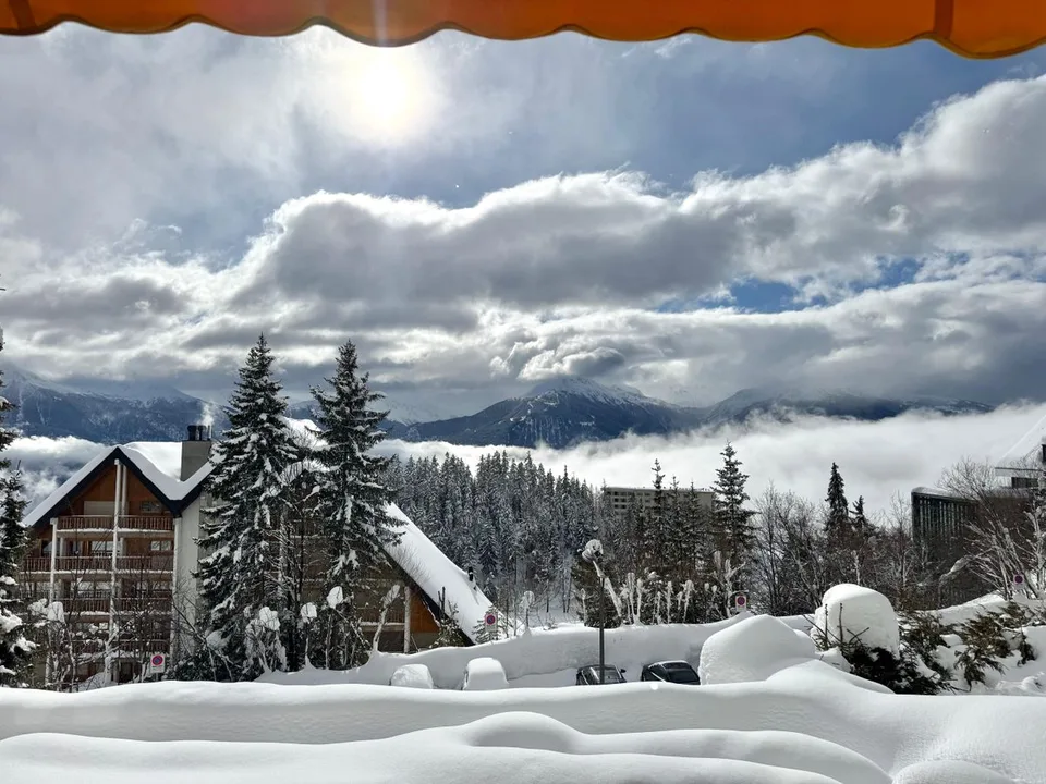 AUSGEZEICHNETES RENOVIERUNGSPROJEKT: 4,5 Zimmer Ski In / Ski Out in Montana