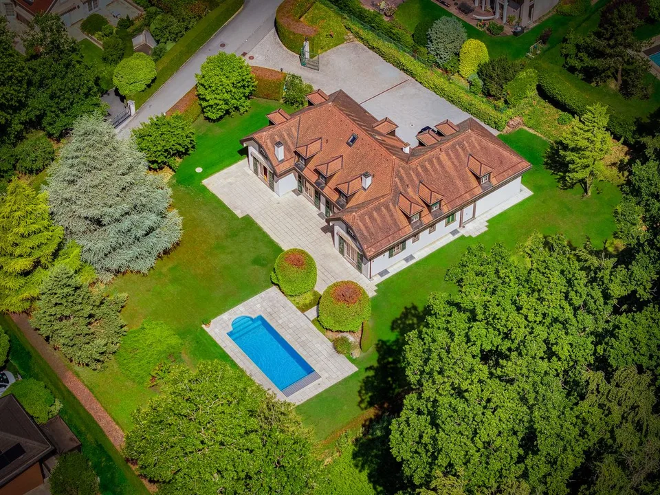 Wunderschönes Familienhaus mit Pool und großem Grundstück