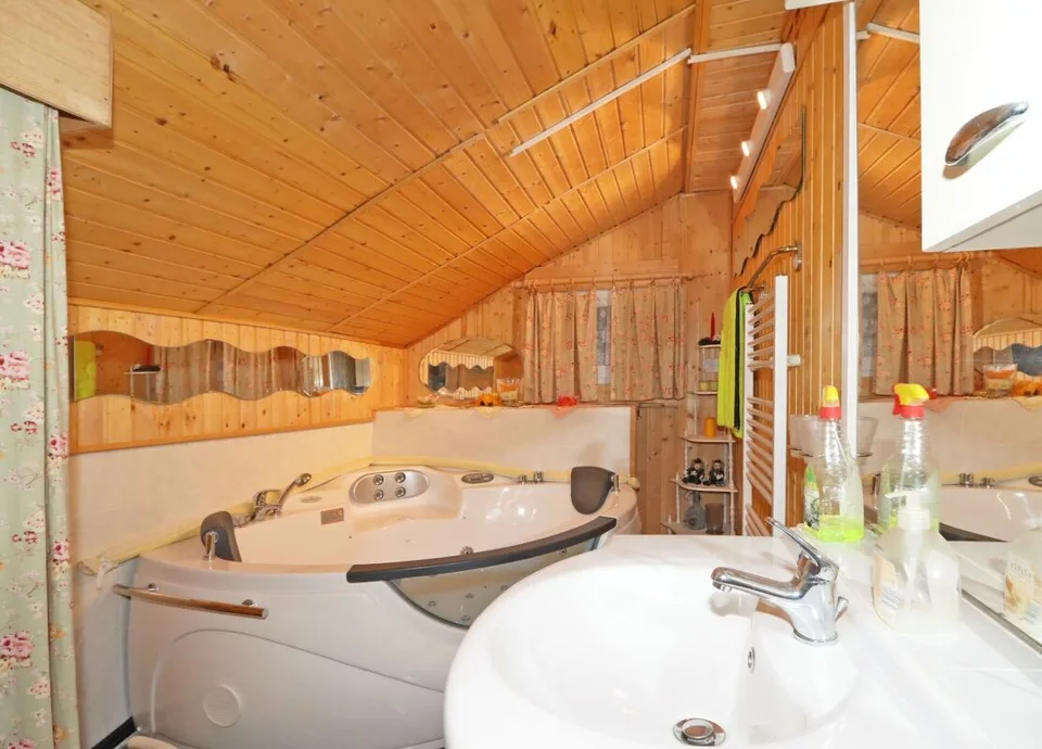 Freistehendes und grosszügiges Wohn- oder Ferienhaus an sonniger Lage in Obstalden