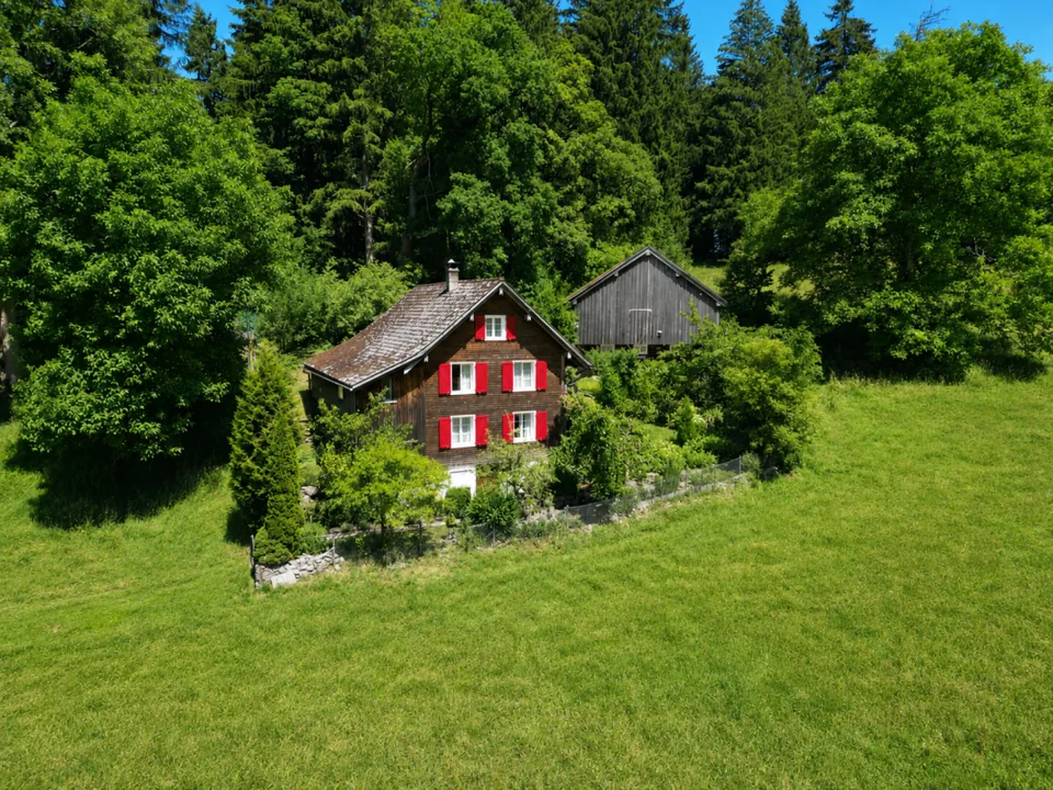 Freistehendes und grosszügiges Wohn- oder Ferienhaus an sonniger Lage in Obstalden