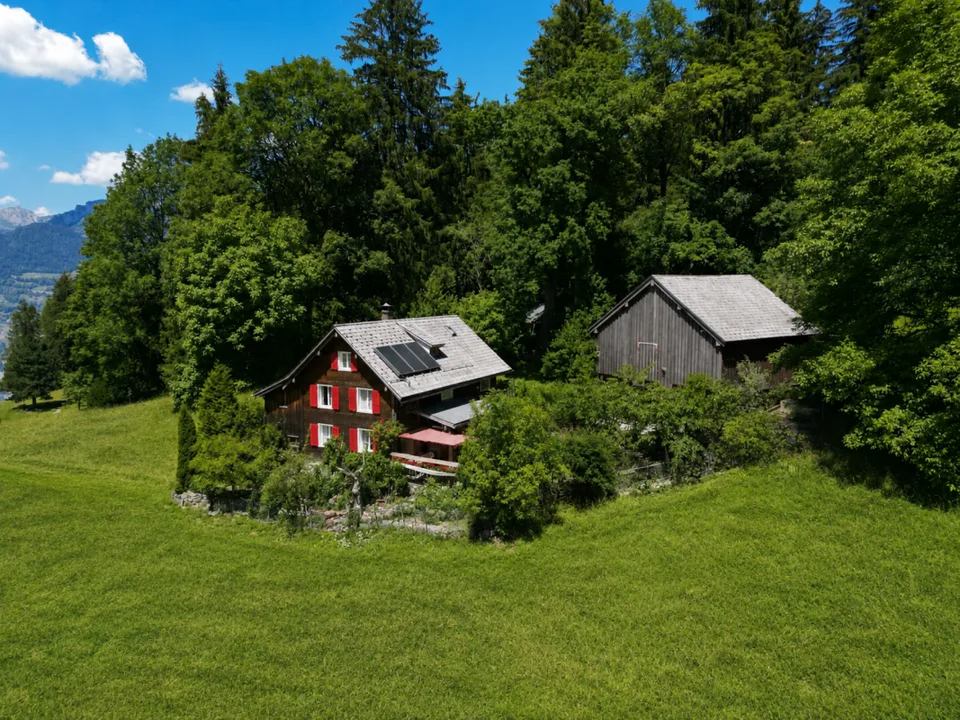 Freistehendes und grosszügiges Wohn- oder Ferienhaus an sonniger Lage in Obstalden