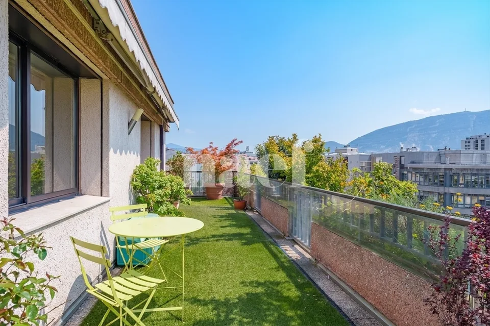 Bel attique avec terrasse au coeur de Carouge