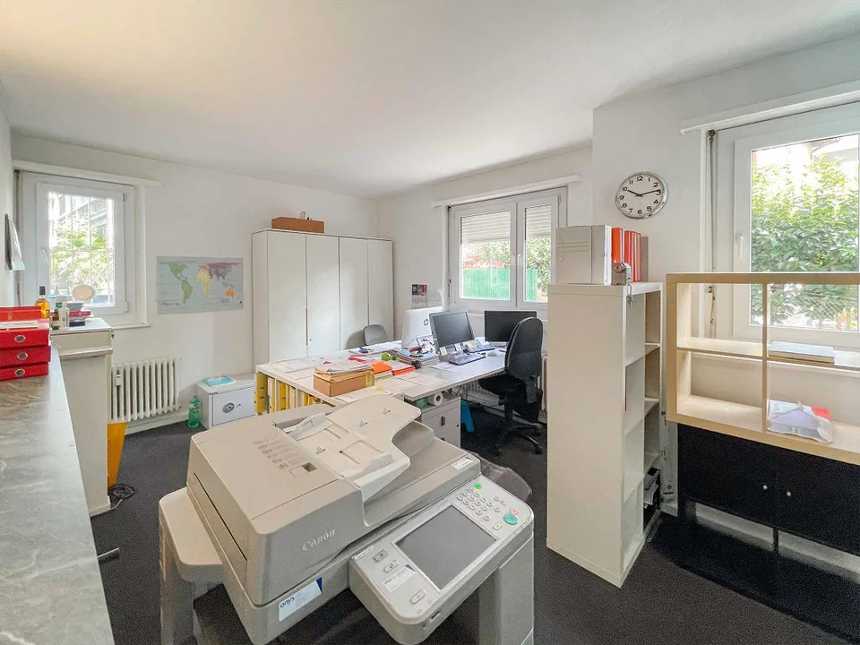 Büro mit 5 Räumen im Stadtteil Besso