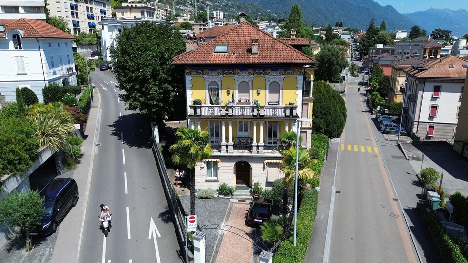 Elegante spazio commerciale in villa storica in posizione strategica