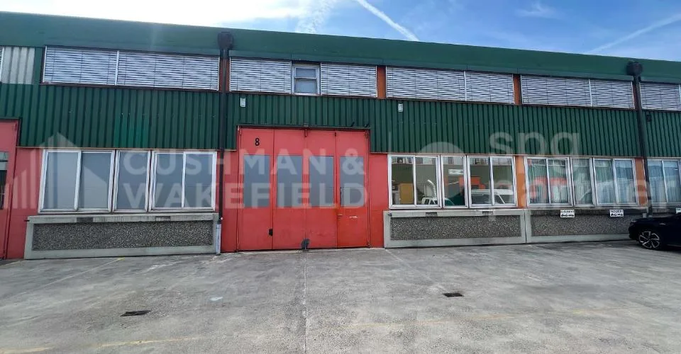 Gemischte Fläche mit Sektionaltor - 940 m² | SATIGNY–ZIMEYSA