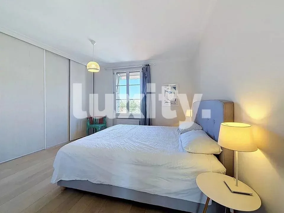 APPARTEMENT MEUBLÉ À DEUX PAS DU VIEUX CAROUGE