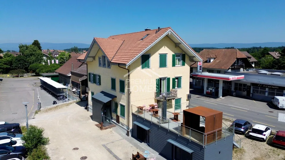 Propriété commerciale multifonctionnelle avec une excellente connexion