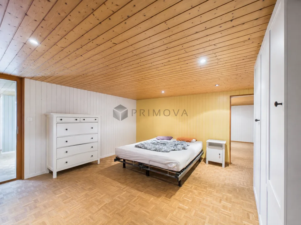 Modernisiertes Zweifamilienhaus mit Weitblick, Doppelgarage und viel Platz