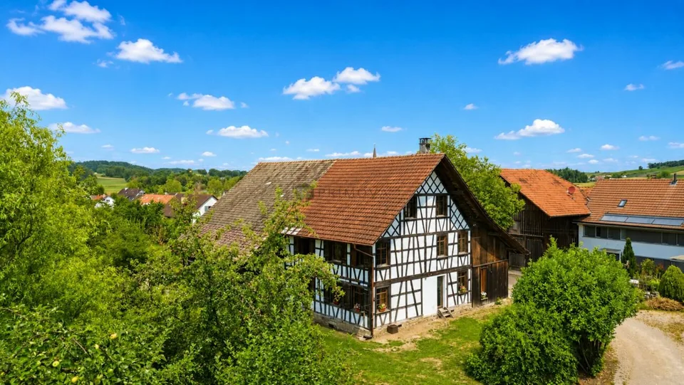 Historisches Fachwerkhaus auf 1'706 m² Grundstück mit Entwicklungspotenzial