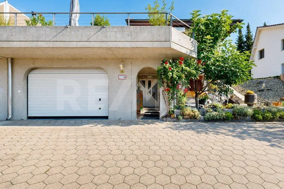 Panoramic view, nature-connected, quiet, cozy, well-maintained, sunny