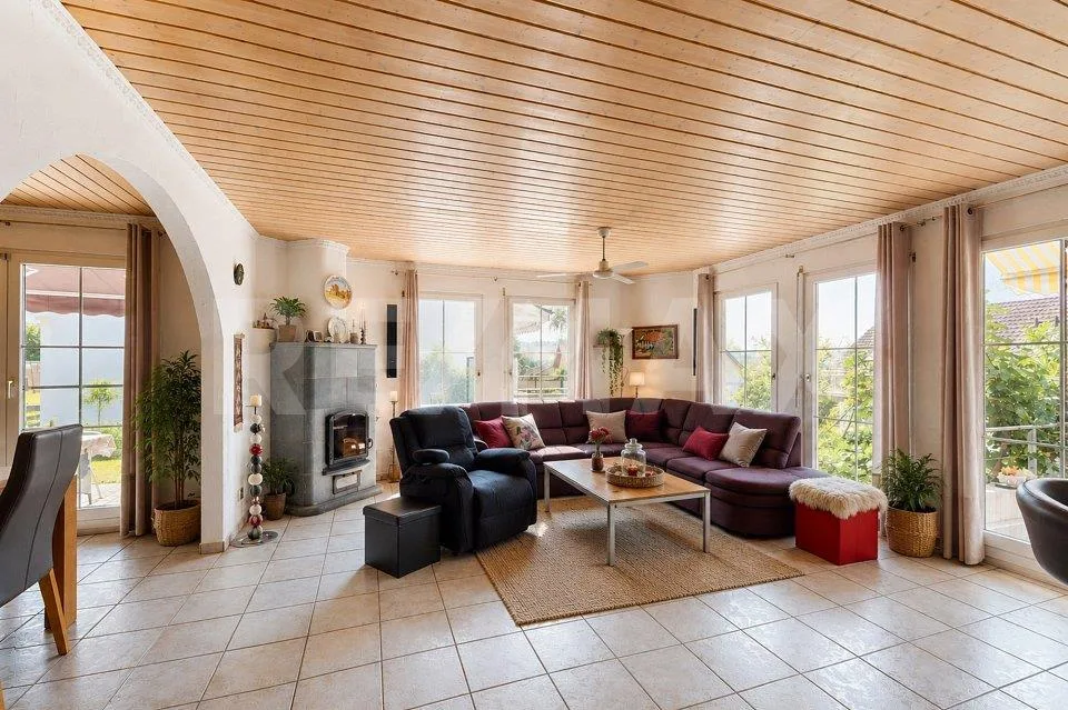 Panoramic view, nature-connected, quiet, cozy, well-maintained, sunny