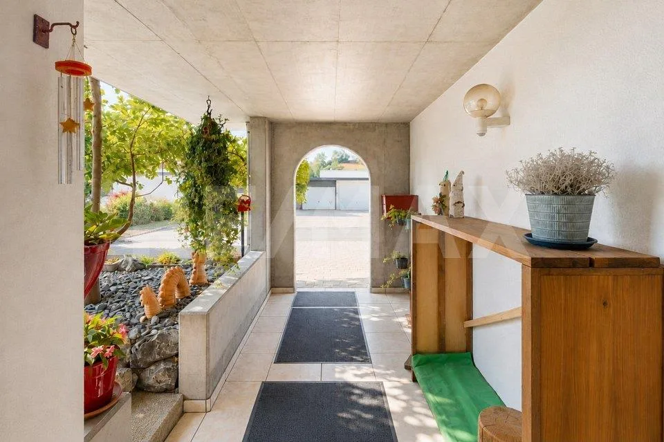 Panoramic view, nature-connected, quiet, cozy, well-maintained, sunny