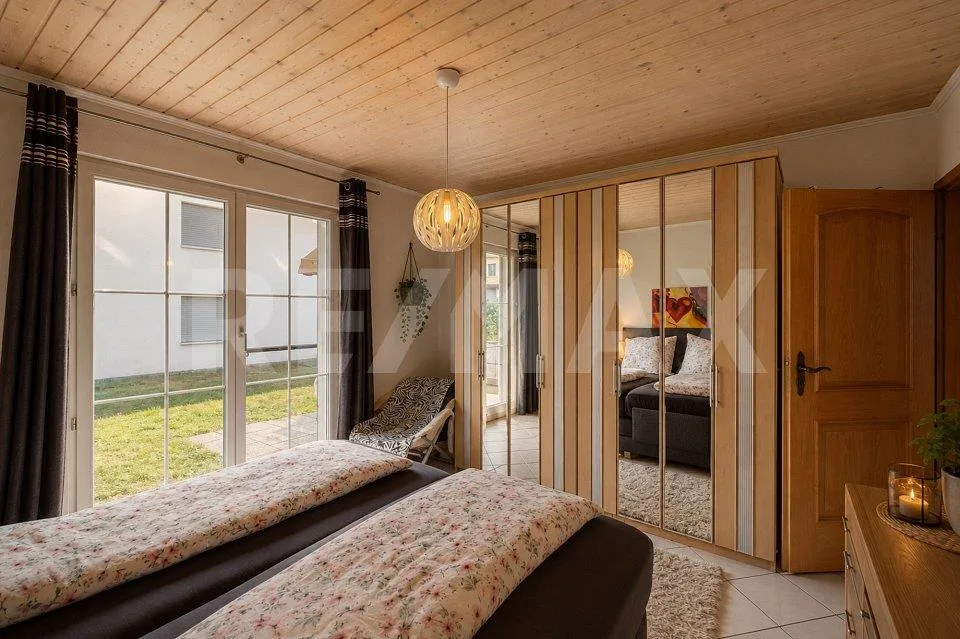 Panoramic view, nature-connected, quiet, cozy, well-maintained, sunny