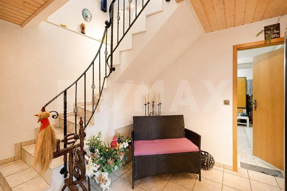 Panoramic view, nature-connected, quiet, cozy, well-maintained, sunny