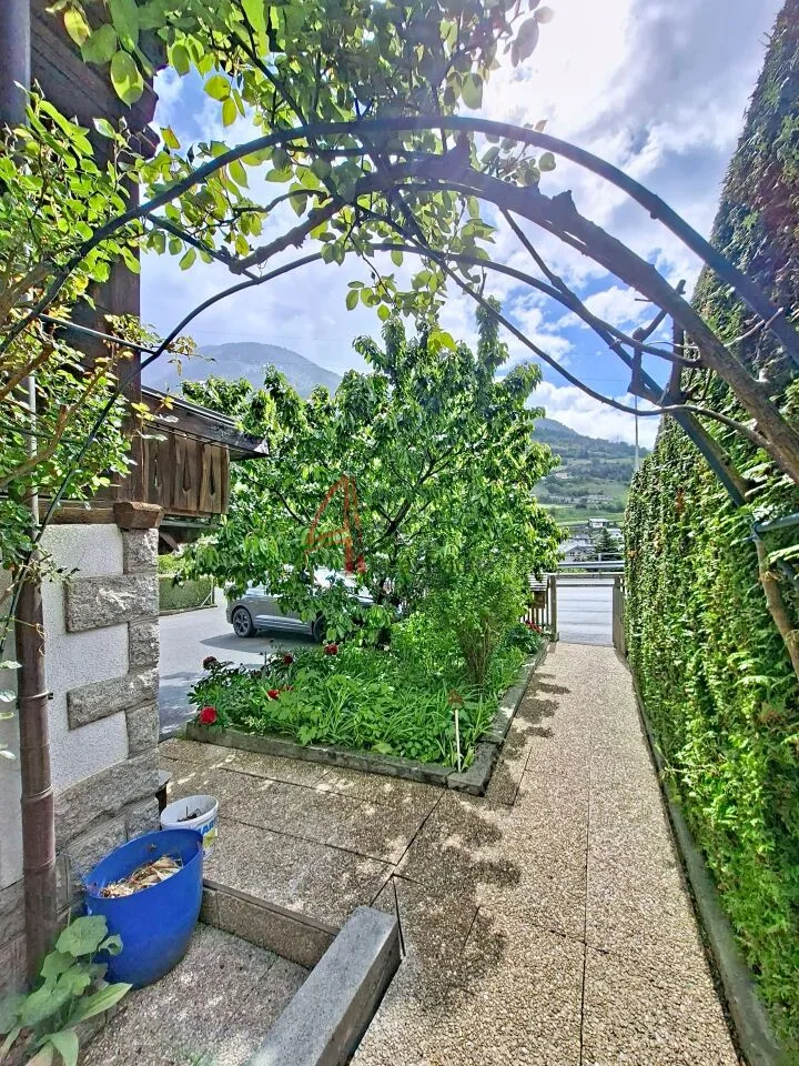 Individual chalet with garden, terraces and garage in Orsières