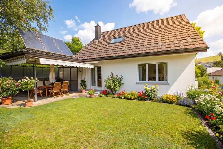 HANGLAGE UND VIEL POTENZIAL & 8211; FREISTEHENDES 6.5 ZIMMER EINFAM...