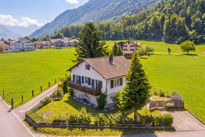 FREISTEHENDES EINFAMILIENHAUS IM IDYLLISCHEN GLARNERLAND
