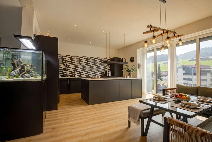 STILVOLLES 6.5 ZIMMER DOPPELEINFAMILIENHAUS MIT MODERNSTEM AUSBAUST...