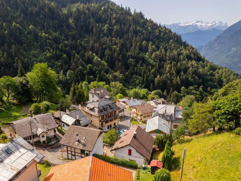 Appartement dans les combles au coeur des montagnes, à quelques minutes de Lavey-les-Bains