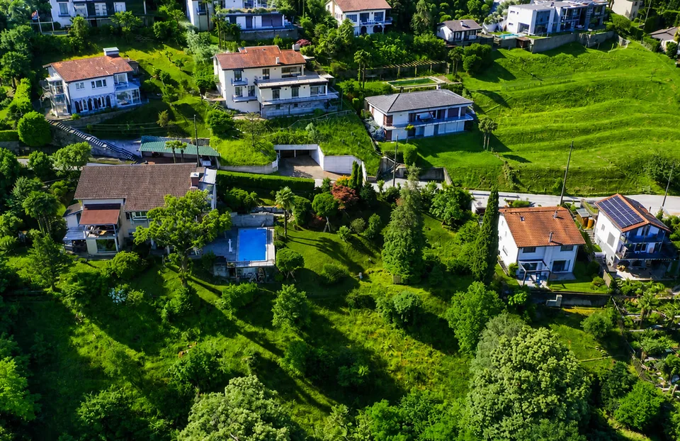 Terrain constructible dans un emplacement privilégié avec vue spectaculaire sur le lac