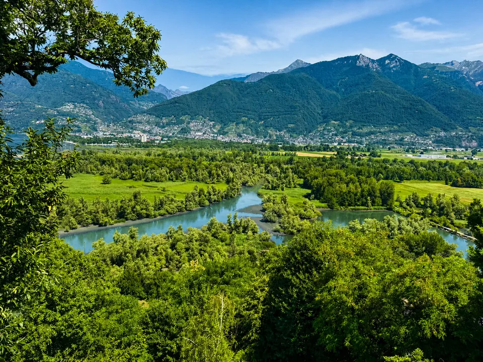 Terrain constructible dans un emplacement privilégié avec vue spectaculaire sur le lac