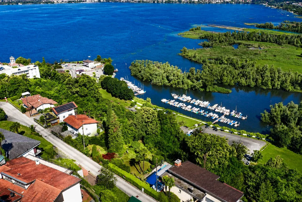 Terrain constructible dans un emplacement privilégié avec vue spectaculaire sur le lac
