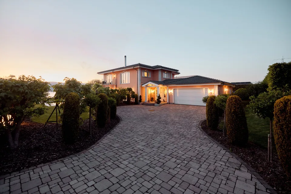 ATMOSFERE DI VACANZA: VILLA CON VISTA SUL LAGO DI NEUCHÂTEL