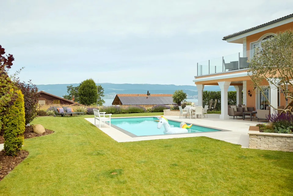 ATMOSFERE DI VACANZA: VILLA CON VISTA SUL LAGO DI NEUCHÂTEL