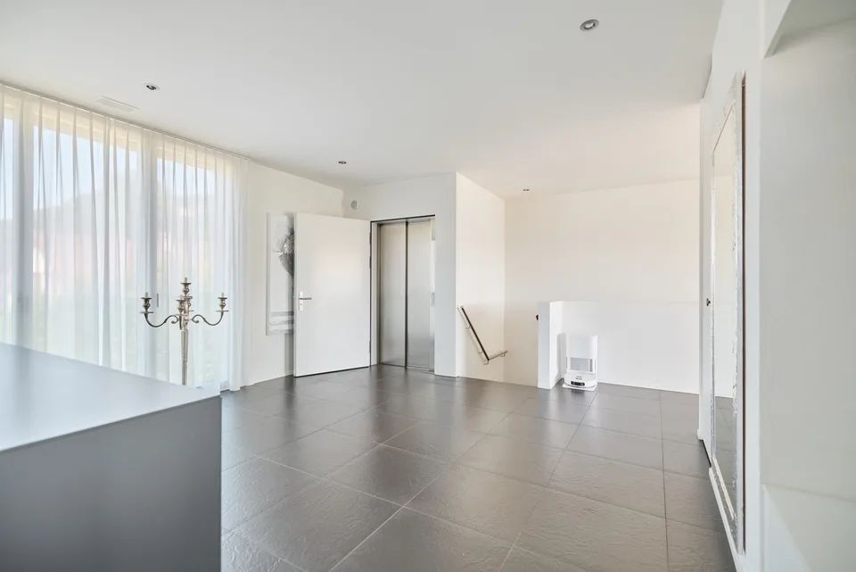 LUXURIÖSE ATTIKAWOHNUNG MIT STUDIO UND WEINKELLER